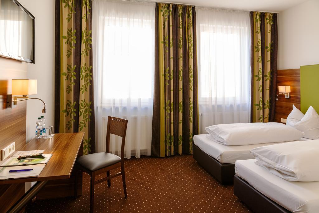 Hotel Und Cafe Paso Vierkirchen Kültér fotó